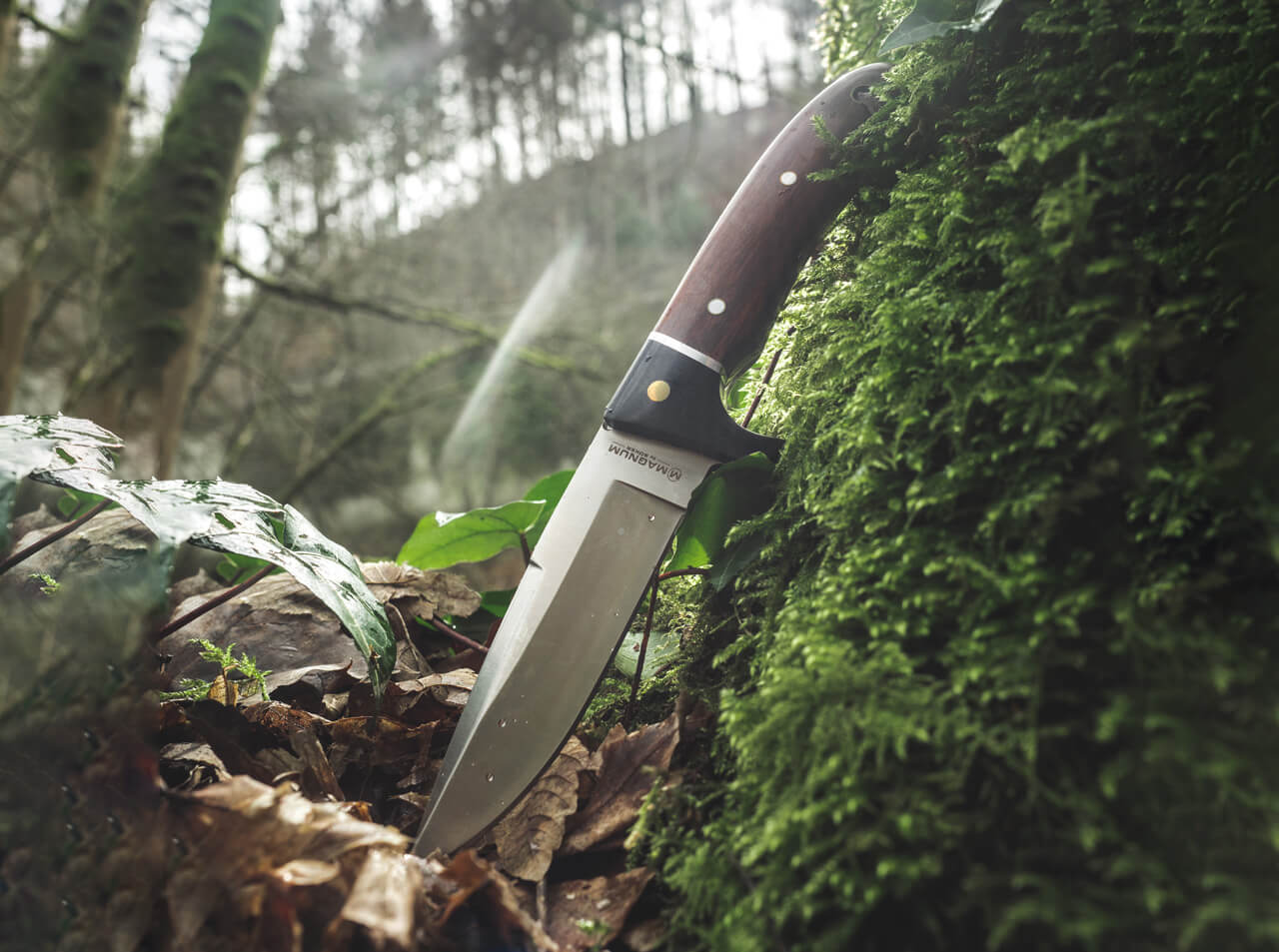 Nóż BOKER MAGNUM ELK HUNTER SPECIAL - Wbity w drewno