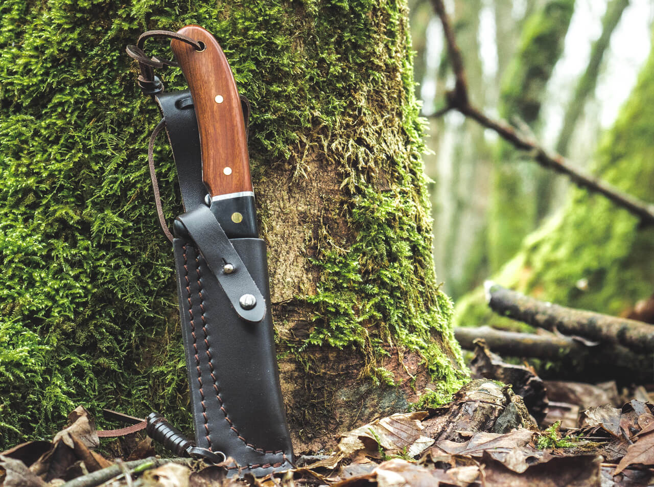 Nóż BOKER MAGNUM ELK HUNTER SPECIAL - Z skórzanym pokrowcem opartym o drzewo