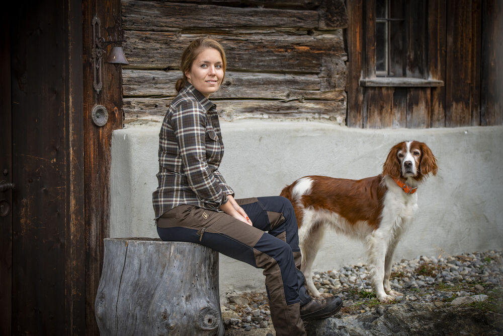 KOSZULA DEERHUNTER LADY RUBY 8441 - Yellow Check - Na tle drewnianego domku wraz z psem