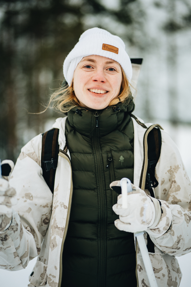 CZAPKA PINEWOOD NEW STOTEN 5217 - Biały - Kobieta podczas pozowania