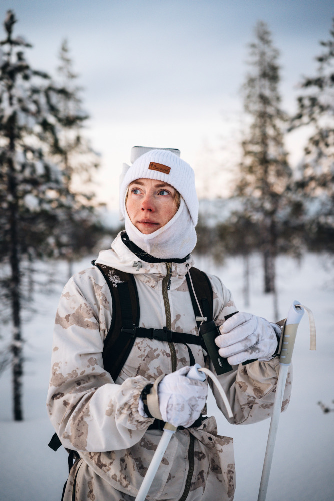 CZAPKA PINEWOOD NEW STOTEN 5217 - Biały - Zimowy odpoczynek na kijkach