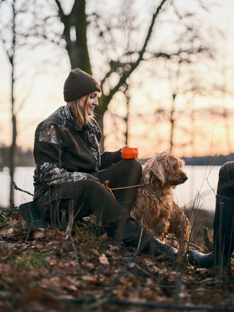 DAMSKA BLUZA POLAROWA PINEWOOD SMALAND HUNTERS CAMOU 3619 - Brąz Myśliwski/Strata - Podczas odpoczynku w lesie jesienią