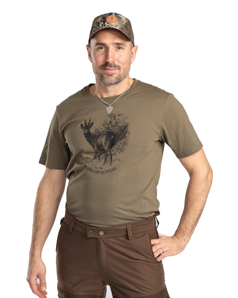 T-SHIRT PINEWOOD ROE DEER 5455 - Zieleń Oliwkowa - Podczas pozowania