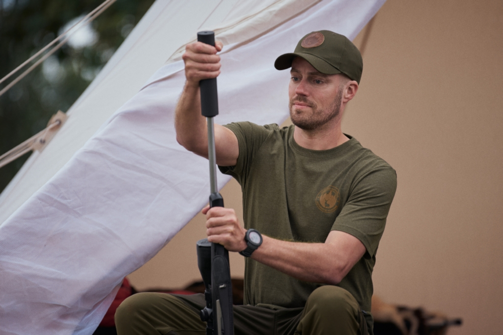 T-SHIRT SEELAND SAKER - Sosnowa Zieleń Melanż - Podczas odpoczynku przy obozie, namiocie