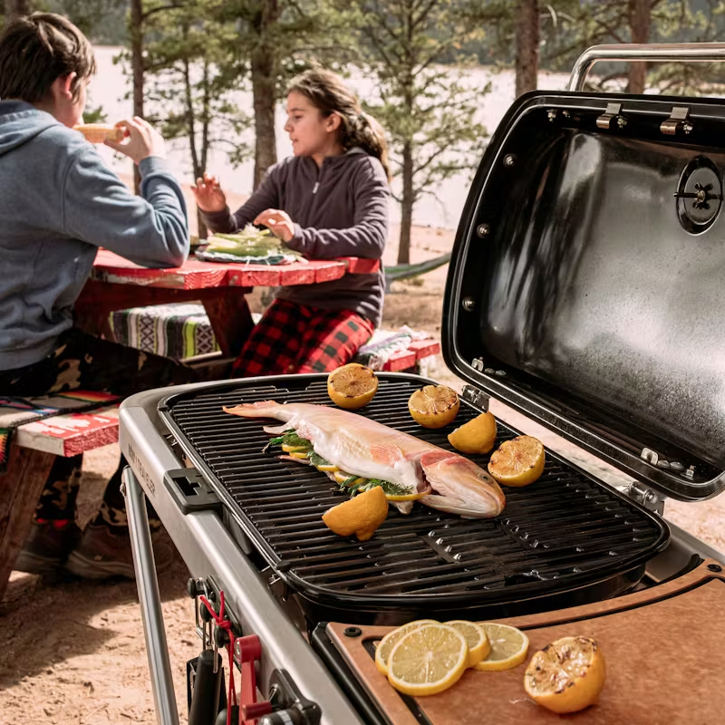 Grill gazowy WEBER Traveler - poczas grillowania