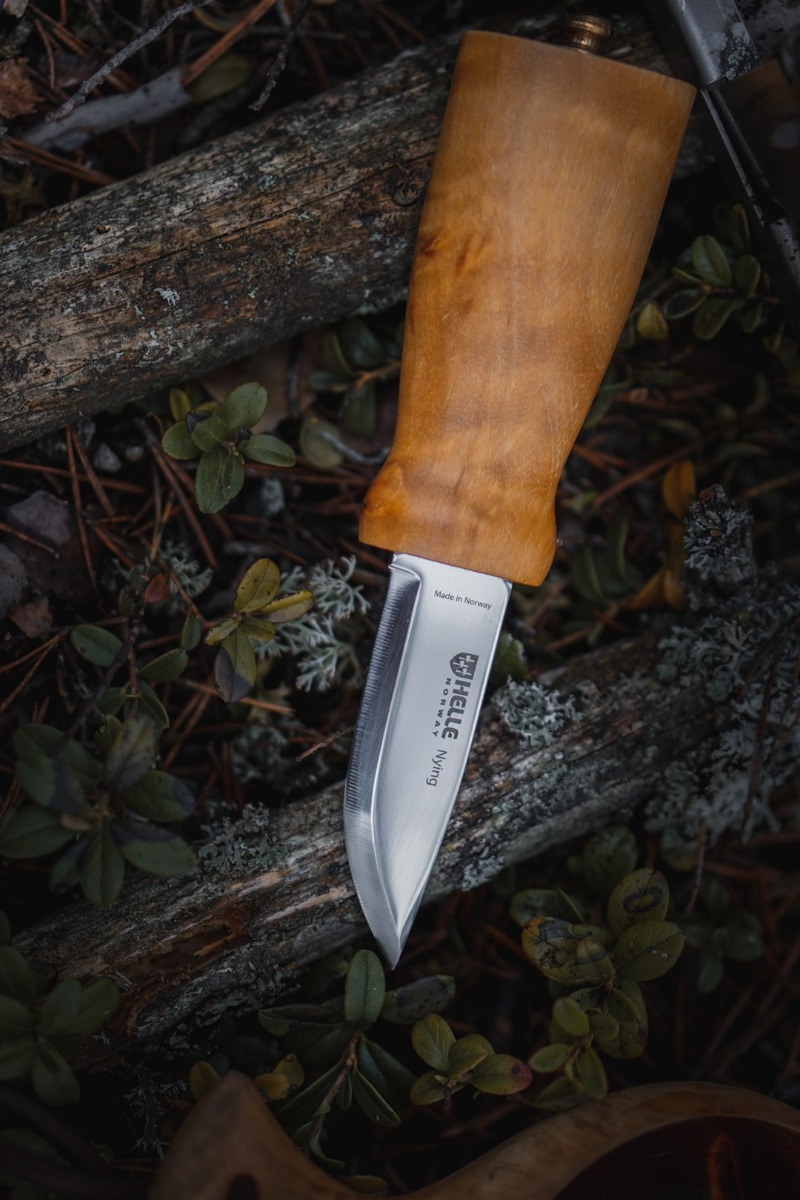 Nóż HELLE NYING - nóż położony na drewnie