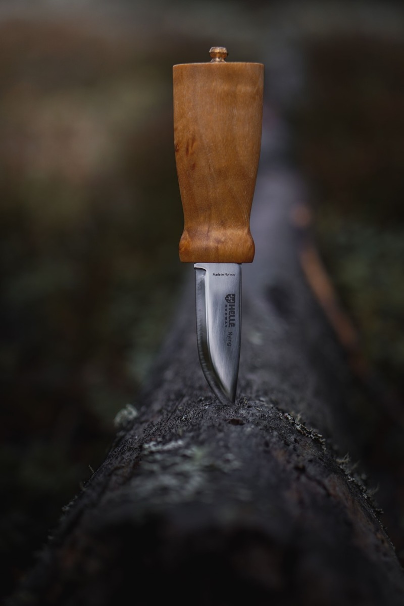 Nóż HELLE BYING - nóż wbity w drewno