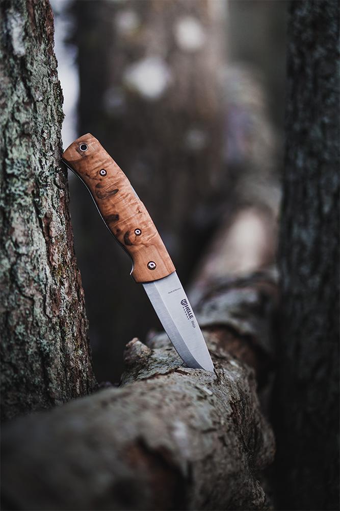 Nóż HELLE BLEJA - H3LS - Oparty o drzewo
