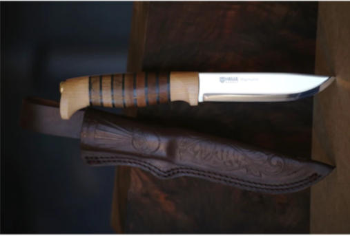 Nóż HELLE SIGMUND - Oparty o drewno
