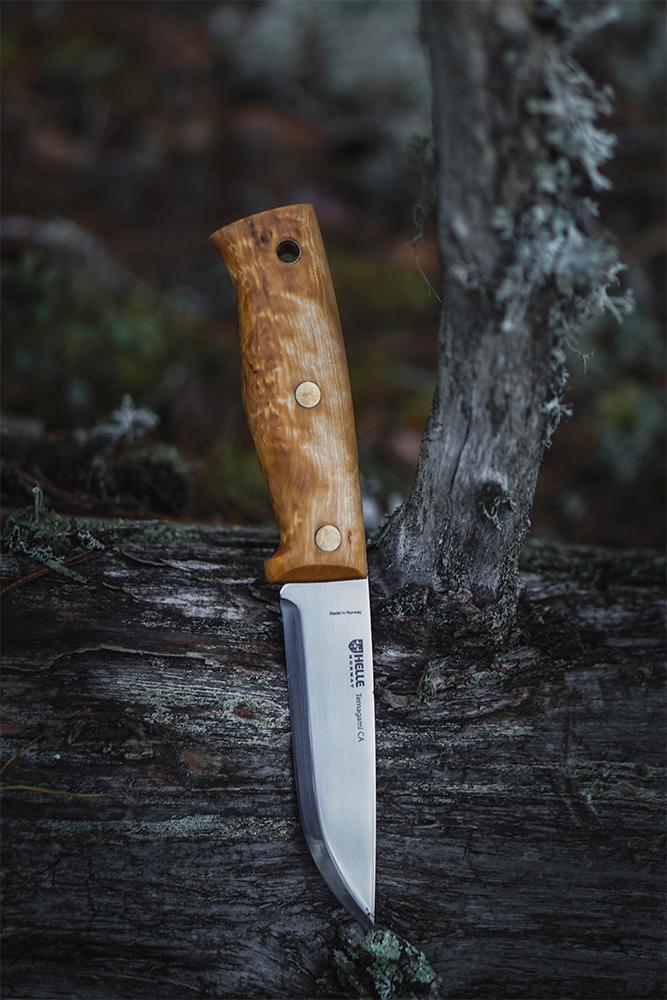 Nóż HELLE TEMAGAMI - CA - Oparty o drewno