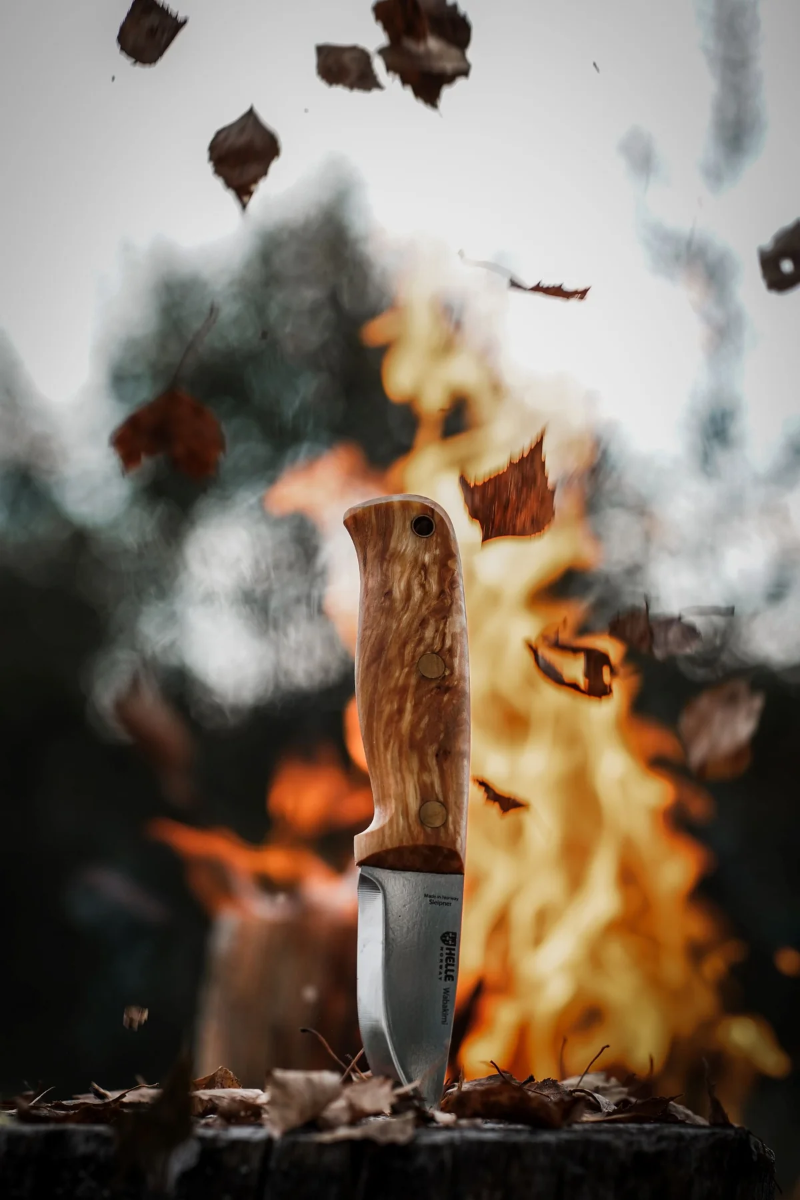 Nóż HELLE WABAKIMI - Na tle ogniska