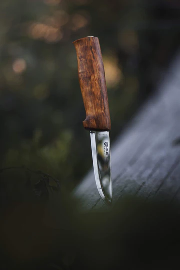 Nóż HELLE FOSSEKALLEN - Sandvik 12C27 - W plenerze
