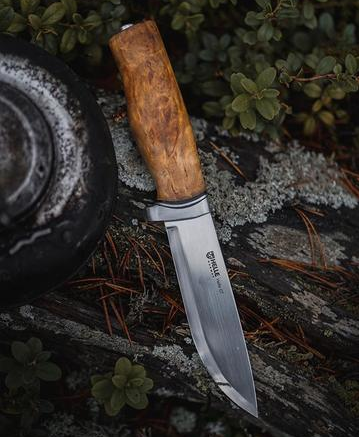 Nóż HELLE GT - nóż na leśnej polanie