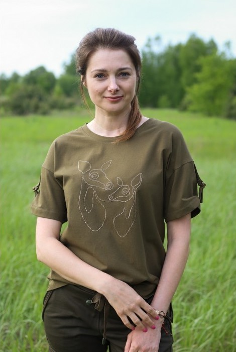 DAMSKI T-SHIRT TAURUS GOLD DEER - zdjęcie w plenerze v1